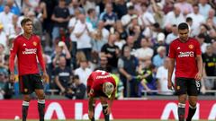 Raphael Varane, Lisandro Martinez y Casemiro, cabizbajos tras perder ante el Tottenham