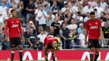 London (United Kingdom), 19/08/2023.- (from L) Raphael Varane, Lisandro Martinez and Casemiro of Manchester United look on after Tottenham got their second goal during the English Premier League soccer matchh between Tottenham Hotspur and Manchester United, in London, Britain, 19 August 2023. (Reino Unido, Londres) EFE/EPA/ANDY RAIN EDITORIAL USE ONLY. No use with unauthorized audio, video, data, fixture lists, club/league logos or 'live' services. Online in-match use limited to 120 images, no video emulation. No use in betting, games or single club/league/player publications.