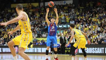 Tel Aviv (Israel), 28/10/2021.- Kyle Kuric (C) of Barcelona in action against Scottie Wilbekin (R) of Tel Aviv during the Euroleague basketball match between Maccabi Tel Aviv and FC Barcelona in Tel Aviv, Israel, 28 October 2021. (Baloncesto, Euroliga) EFE/EPA/ABIR SULTAN