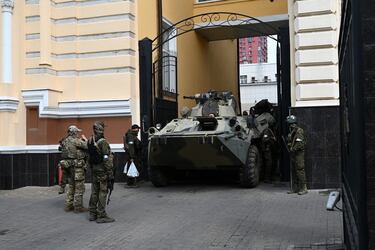 Los combatientes del grupo mercenario privado de Wagner están desplegados en una calle cerca de la sede del Distrito Militar del Sur.