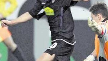 <b>FUNDAMENTAL. </b>Luis García recortó a Rost y le batió casi sin ángulo, en el tanto del Espanyol.