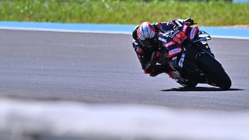 Marco Bezzecchi lidera con la Aprilia una carrera de MotoGP.