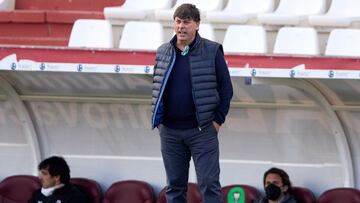 ALBACETE, SPAIN - APRIL 04: Head coach Alejandro Menendez looks on during the Liga Smartbank match between Albacete BP and RCD Espanyol de Barcelona at Estadio Carlos Belmonte on April 04, 2021 in Albacete, Spain. Sporting stadiums around Spain remain und