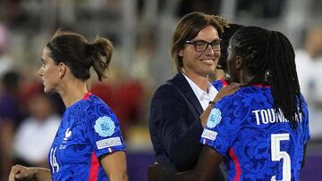 Corinne Diacre celebra con Aissatou Tounkara la victoria de Francia ante Italia.