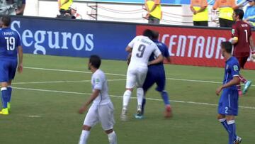 Suárez muerde a Chiellini en el Uruguay-Italia del Mundial de Brasil 2014.