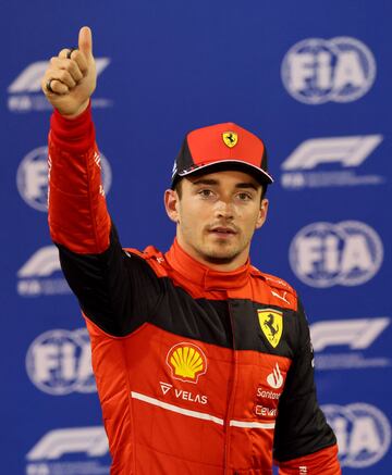 Charles Leclerc celebrando la pole en el Gran Premio de Bahréin.