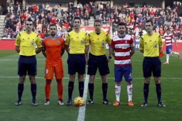 El árbitro Vicandi Garrido acompañado por sus asistentes Huerga Cermeño y Villate Martínez, el cuarto árbitro Pérez Muley y los capitanes Alcácer y Fran Rico.