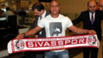 Roberto Carlos posa con la bufanda del Sivasspor.