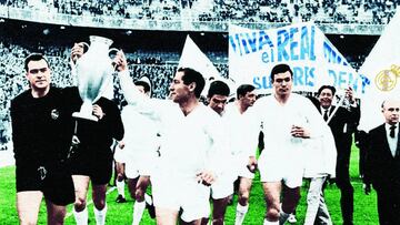 Los jugadores del Real Madrid pasean la Sexta Copa por el estadio Santiago Bernab&eacute;u.