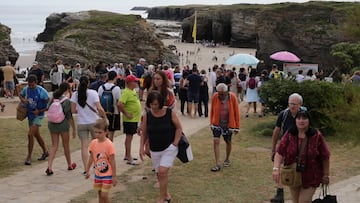 Varias personas completan hoy el aforo permitido por la Xunta de Galicia en La Playa de Las Catedrales, a 28 de julio de 2022, en Ribadeo, Lugo, Galicia, (España). La Xunta permite 4812 plazas diarias para acceder a la Playa de las Catedrales, nombre turístico de la playa de Aguas Santas que se ubica en la formación geomorfológica denominada como la Rasa Cantábrica sobre el mar Cantábrico.? En esta playa, monumento natural, cuando el nivel del mar desciende se pueden recorrer los pasillos entre los acantilados, grietas, cuevas y pasar bajo sus enormes arcos.
28 JULIO 2022
Carlos Castro / Europa Press
28/07/2022