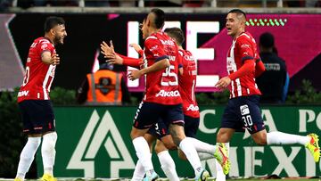 Jugadores de Chivas festejan un gol en contra de los Pumas en la Jornada 11 del Apertura 2022.
