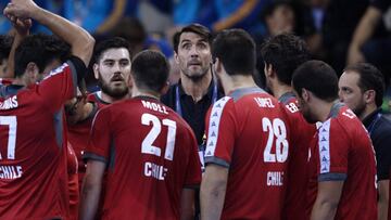 Mateo Garralda en el centro de la piña de los jugadores chilenos.