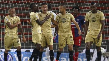 Jugadores de Rionegro &Aacute;guilas celebrando un gol ante Medell&iacute;n.