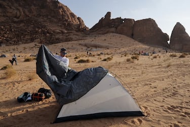 Sébastien Loeb, de Dacia, monta su tienda tras finalizar la cuarta etapa. 