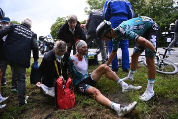 Jasha Sütterlin, implicado en la montonera que provocó una aficionada, se convirtió en el primer retirado del Tour de Francia 2021.