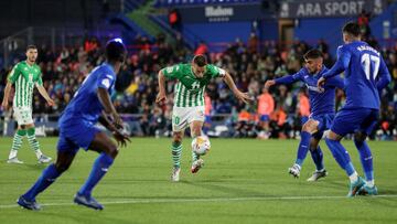 Canales, ante varios adversarios.