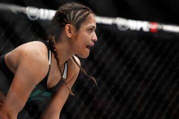 Cynthia Calvillo, durante su pelea ante Amanda Cooper en el UFC 209 en el T-Mobile Arena de Las Vegas, Nevada.