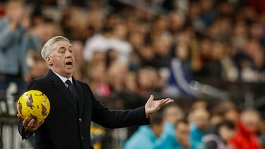 VALENCIA, 02/03/2024.- El entrenador del Real Madrid, Carlo Ancelotti durante el partido correspondiente a la jornada 27 de Primera División que Valencia y Real Madrid disputan hoy sábado en el estadio de Mestalla, en Valencia. EFE/Kai Forsterling