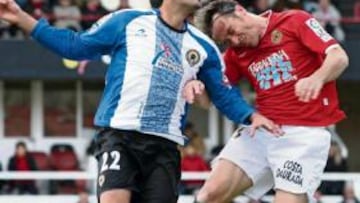 <b>ESTRENO. </b>Taborda salta con un jugador del Nàstic, el pasado domingo, en un balón aéreo, su especialidad.