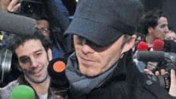 <b>MUY ENFADADO. </b>Beckham abandonó el restaurante conociendo las palabras de Calderón. Ante el acoso de la prensa y los empujones se molestó y revolucionó su coche al salir.