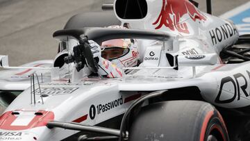 Suzuka (Japan), 05/04/2025.- Red Bull Racing driver Max Verstappen of Netherlands celebrates after placing first in the qualifying for the 2025 Formula 1 Japanese Grand Prix at the Suzuka Circuit, Suzuka, Japan, 05 April 2025. The Formula One Japanese Grand Prix takes place on 06 April 2025. (Fórmula Uno, Japón, Países Bajos; Holanda) EFE/EPA/FRANCK ROBICHON