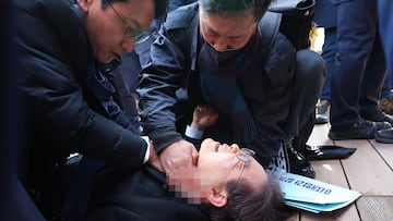 Busan (Korea, Republic Of), 02/01/2024.- Lee Jae-myung, leader of the main opposition Democratic Party, lies down after he was stabbed by an assailant on the left side of his neck during a visit to the construction site of an airport on Gadeok Island off the southeastern port city of Busan, South Korea, 02 January 2024. (Corea del Sur) EFE/EPA/YONHAP SOUTH KOREA OUT
IMAGE PIXELLATED AT SOURCE
