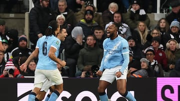 Antoine Semenyo celebra un gol con Nathan Ake y Rodri.