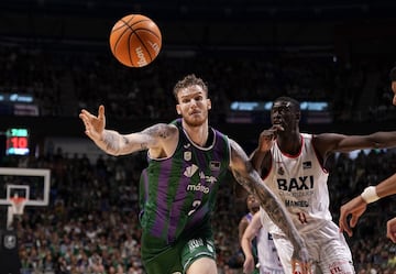 Balcerowski trata de coger el bal¨®n.