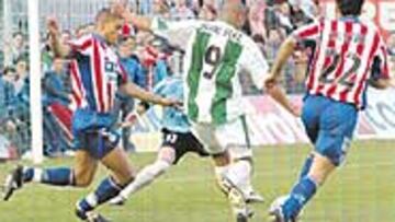 <b>PESADILLA.</b> Silvio González hizo lo que quiso en el área del Sporting.