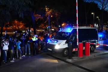 Dani Alves, a su salida los calabozos de la Ciudad de la Justicia en un vehículo de los Mossos d'Esquadra.