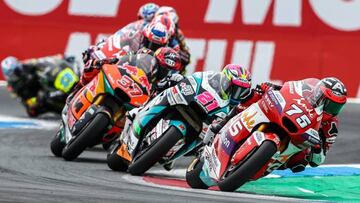 Arenas, López y Fernández en el arranque de Moto2.