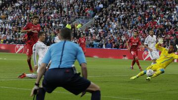 El primer gol de Cristiano fue con un gran remate tras un buen pase de Bale (lo mejor que hizo el galés)