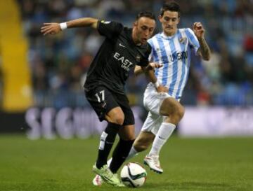 El delantero del Levante Jordi Xumetra lucha por el balón con el centrocampista Luis Alberto, del Málaga CF, durante el encuentro de la ida de octavos de final de la Copa del Rey que ambos equipos disputan esta noche en el estadio de La Rosaleda.