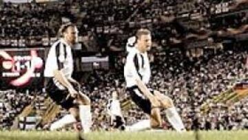 <b>IMPARABLE. </b>Kahn ve impotente cómo el balón de Baros entra en la portería y manda a casa a Alemania.