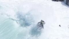Un piloto de jet ski salta contra una ola gigante con su moto en el intento de rescate a un surfista, a punto de tocar las rocas, en una sesi&oacute;n de surf de verano (invierno austral) en Itacoatiara (Brasil).