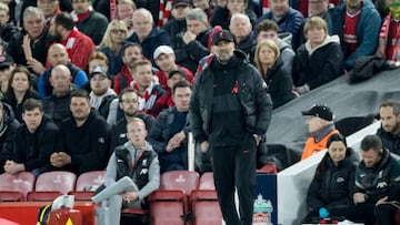 LIVERPOOL, ENGLAND - APRIL 13: head coach Juergen Klopp of Liverpool FC looks on during the UEFA Champions League Quarter Final Leg Two match between Liverpool FC and SL Benfica at Anfield on April 13, 2022 in Liverpool, United Kingdom. (Photo by Steve Welsh/vi/DeFodi Images via Getty Images)