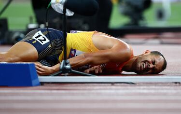 El atletita español nacido en Burgos, tras golpearse la rodilla con uno de los obstáculos, se ha visto obligado a abandonar el Mundial de atletismo celebrado en Tokio. Después de intentarlo se ha tirado al suelo entre gestos de mucho dolor. Ha tenido que abandonar la pista en silla de ruedas. El peor final posible para el español.