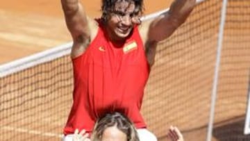 <b>EL NÚMERO UNO, A HOMBROS. </b>La cuadrilla del número uno le aúpa para la salida a hombros. O sea: Emilio Sánchez Vicario, Ferrer, Verdasco y Feliciano levantan a Nadal.