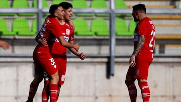 Futbol, Santiago Wanderers vs Curico Unido.
Tercera fase, Copa Chile 2022.
El jugador de Curico Unido Cristian Bustamante, centro, celebra con sus companeros su gol contra Santiago Wanderers durante el partido de la tercera fase de la Copa Chile disputado en el estadio Elias Figueroa de Valparaiso, Chile.
26/06/2022
Andres Pina/Photosport

Football, Santiago Wanderers vs Curico Unido.
3rd phase, 2022 Copa Chile Championship.
Curico Unido's player Cristian Bustamante, center, celebrates with teammates after scoring against Santiago Wanderers during the third phase match of the Copa Chile Championship held at the Elias Figueroa stadium in Valparaiso, Chile.
26/06/2022
Andres Pina/Photosport