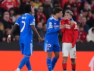 El jugador argentino del Benfica se tapa la boca con la camiseta y algo le dice a Vinicius.