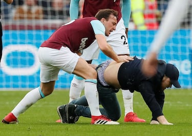 Tras la derrota de 0-3 ante el Burnley, seguidores de los Hammers ingresaron al campo para recriminar a sus jugadores.