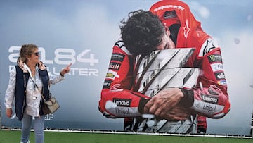 Roser Alentà junto a la foto de su hijo Marc en el paddock de Cheste.