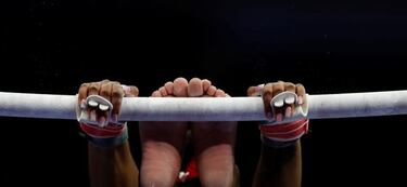 Simone Biles se 'esconde' tras las barras asimtricas