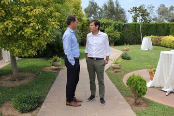 La Asociación de Futbolistas del Valencia se ha reunido este mediodía para celebrar una comida que guardaba un especial secreto. Fernando Giner, presidente de la Asociación, desveló que se había recuperado la bandera original del club confeccionada en el año 1924 y que estaba desaparecida. En la foto, Giner conversa con Alemany.