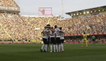 Los jugadores celebran el 0-1.