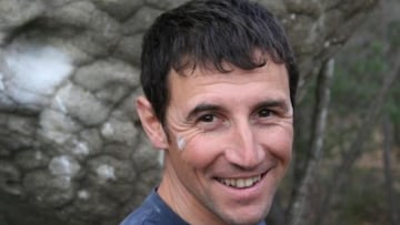 Cristian Brenna, escalador italiano, sonriendo frente a una roca