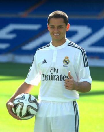 El delantero mexicano Javier 'Chicharito' Hern¨¢ndez, posa durante su presentaci¨®n como nuevo jugador del Real Madrid, esta tarde en el estadio Santiago Bernab¨¦u de Madrid.