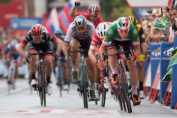 El ciclista italiano Vanini pasa primero por la línea de meta.