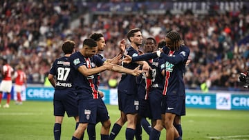 SAINT DENIS (France), 24/05/2025.- Bradley Barcola of Paris Saint Germain (R) celebrates with Acharaf Hakimi of Paris Saint Germain (L) after soring a goal during the Coupe de France final soccer match between Paris Saint Germain (PSG) and Reims in Saint-Denis, near Paris, France, 24 May 2025. (Francia) EFE/EPA/CHRISTOPHE PETIT TESSON
