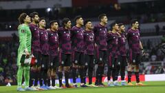 Jugadores de la Selección Mexicana cantan el Himno Nacional previo al juego contra El Saltador en el Estadio Azteca.